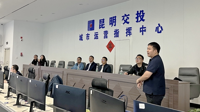 1、参观交投城市运营指挥中心_副本.jpg