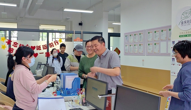 1、吴波慰问金实社区工作人员_副本.jpg
