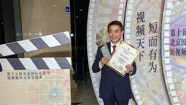 1、陆家华上台领奖_副本.jpg