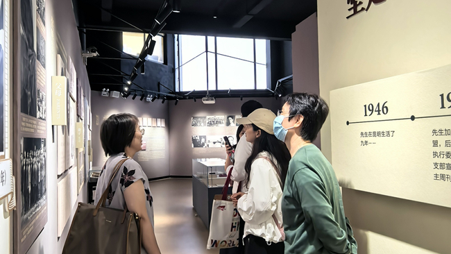 3、参观盟史纪念馆_副本.jpg