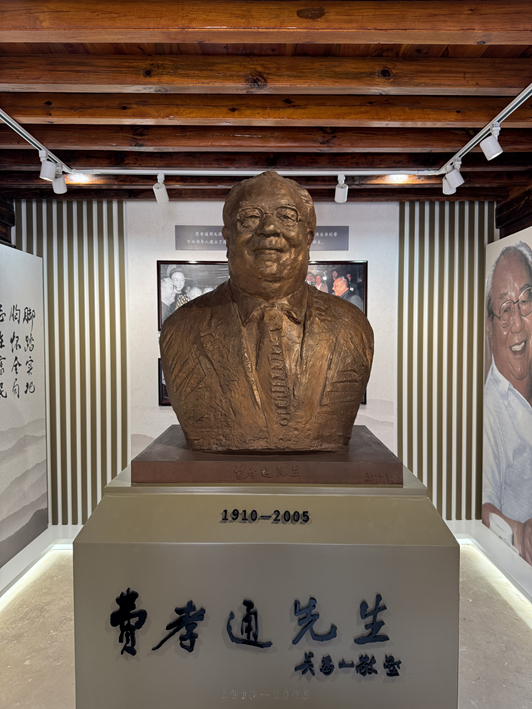 4、副主席吴为山创作捐赠的先生雕像_副本.jpg