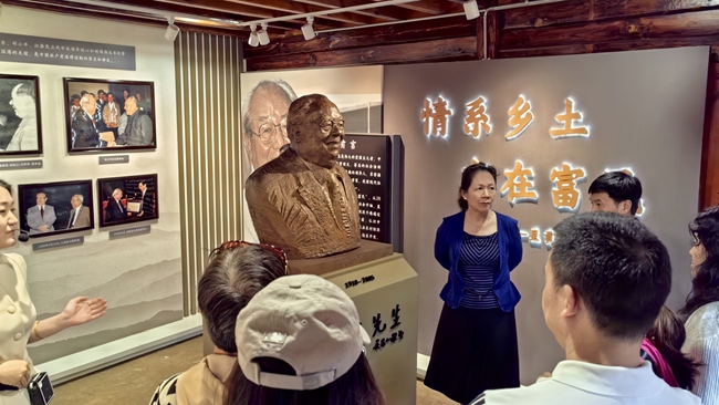 4、参观费孝通旧居_副本.jpg